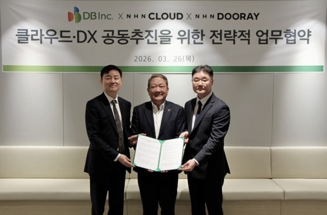 ▲ 왼쪽부터 NHN클라우드 클라우드사업본부 허희도 부사장, DB Inc. DX사업본부 사업총괄 김성경 부사장, NHN두레이 두레이사업부 박형민 이사가 협약식 후 기념촬영을 하고 있는 모습.ⓒNHN클라우드