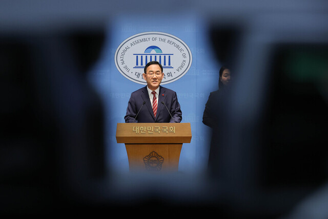 ▲ 국민의힘 대구시장 후보 경선에서 '컷오프'된 주호영 국회부의장이 26일 국회 소통관에서 기자회견을 하고 있다. 주 부의장은 이날 서울남부지법에 대구시장 후보 탈락에 대한 가처분 신청을 했다. ⓒ연합뉴스