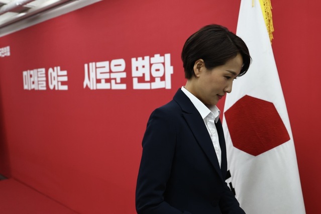 ▲ 김수민 충북지사 예비후보가 지난 20일 서울 여의도 국민의힘 중앙당사에서 면접 심사를 마치고 이동하는 모습. ⓒ뉴시스