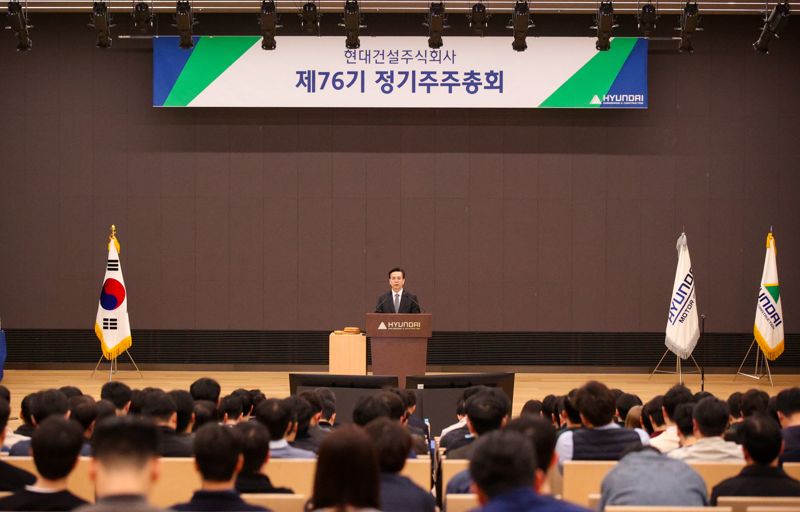 ▲ 이한우 현대건설 대표이사가 26일 서울 종로구 계동 본사에서 열린 제76기 정기 주주총회에서 인사말을 하고 있다. ⓒ현대건설