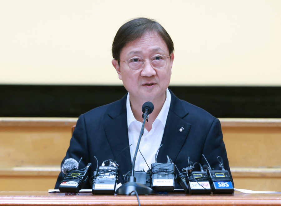 ▲ 이찬진 금융감독원장이 26일 기자간담회에서 사업자대출 유용 관련 발언을 하고 있다. ⓒ금융감독원