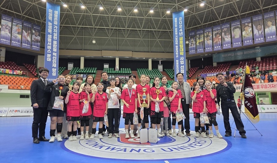 ▲ 강택구 광주효동초 교장(왼쪽 첫 번째)과 핸드볼부 학생들이 26일 전북 익산시 익산실내체육관에서 열린 ‘제81회 전국종별핸드볼선수권대회’에서 초등부 우승을 차지한 뒤 기념 촬영을 하고 있다.(트로피를 들고있는 우측 학생(24번) - 최우수선수상을 수상한 6학년 이은송선수)ⓒ광주시교육청 제공
