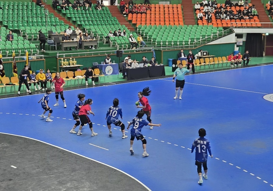 ▲ 광주효동초 핸드볼부 학생들이 26일 전북 익산시 익산실내체육관에서 열린 ‘제81회 전국종별핸드볼선수권대회’ 초등부 결승전에서 경기 가능초와 경기를 치르고 있다.ⓒ광주시교육청 제공