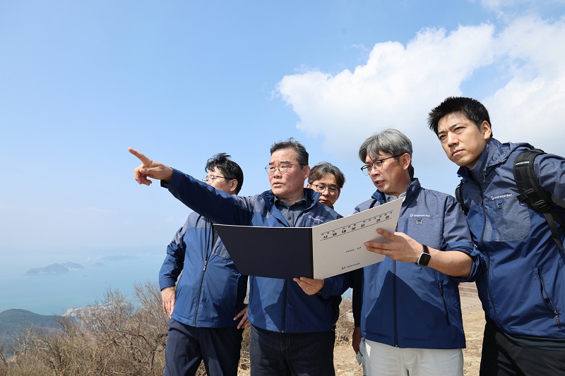 ▲ 대우건설 김보현 대표이사(왼쪽 두번째)가 가덕도신공항 건설 예정지를 살펴보고 있다.ⓒ대우건설