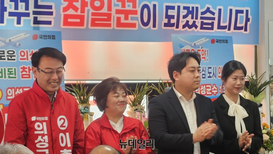 ▲ 이날 개소식에는 이충원 예비후보외에 가족들이 모두 참석해 지지자들과 주민에게 인사를 하고 있다.ⓒ뉴데일리