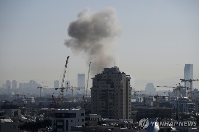 ▲ 이란의 미사일 공격으로 연기 피어오르는 이스라엘 텔아비브의 건물. 출처=APⓒ연합뉴스