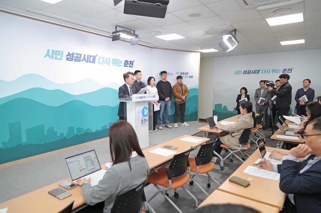 ▲ 육동한 춘천시장이 26일 시청 브리핑룸에서 청년농업인 육성 정책을 발표하고 있다. ⓒ춘천시