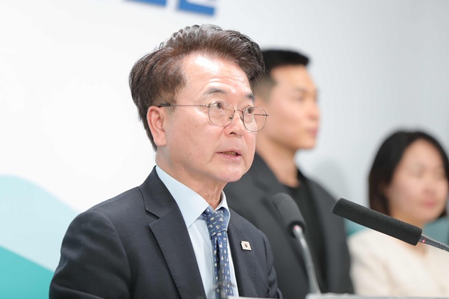 ▲ 육동한 춘천시장이 26일 시청 브리핑룸에서 청년농업인 육성 정책을 발표하고 있다. ⓒ춘천시