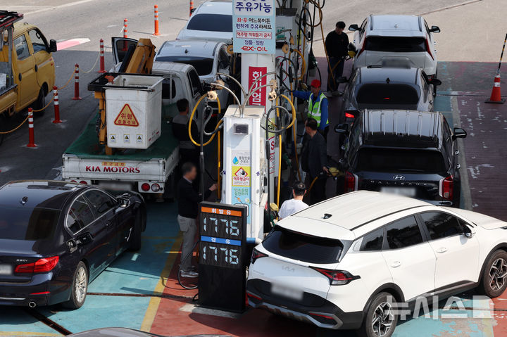 ▲ 서울 서초구 만남의광장 주유소에서 고객이 주유를 하고 있다.ⓒ뉴시스