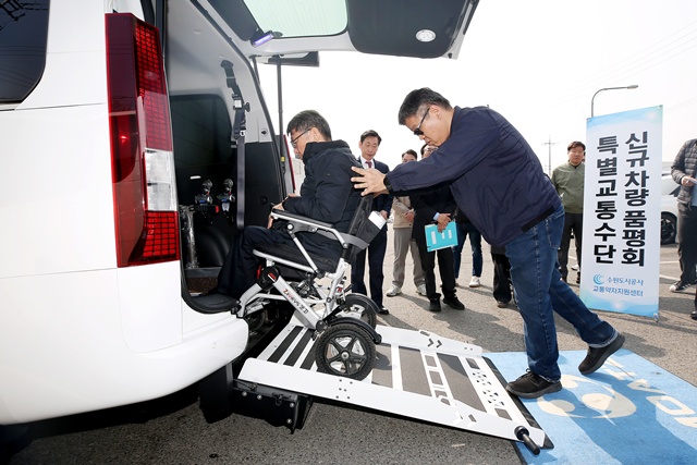 ▲ 수원도시공사 관계자와 장애인단체 관계자들이 26일 오전 교통약자지원센터에서 열린 특별교통수단 품평회에서 차량을 살피고 있다. ⓒ수원도시공사 제공