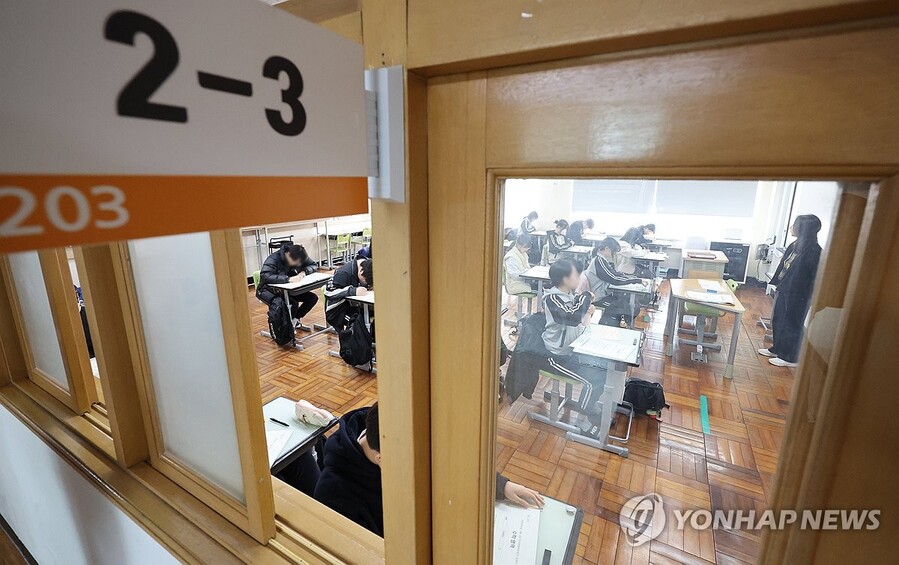 ▲ 지난 24일 치러진 전국연합학력평가에서 학생들이 시험을 준비하고 있다.ⓒ연합뉴스