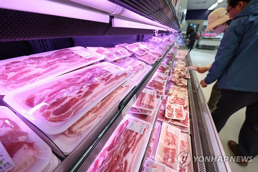 ▲ 서울의 한 대형마트에서 시민이 장을 보고 있다.ⓒ연합뉴스