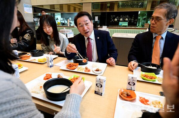 ▲ 유정복(가운데) 인천시장이 26일 송도 연세대학교 국제캠퍼스에서 인천형 천원의 아침밥 사업 현장을 점검하며 학생들과 식사를 하고 있다. ⓒ인천시 제공