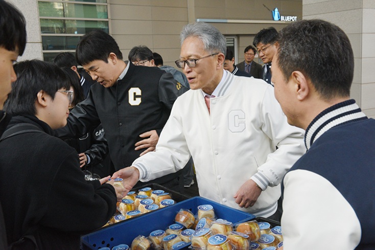 ▲ 학생들에게 천원의 아침빵 나눠주며 격려하는 박세현 총장.ⓒ중앙대
