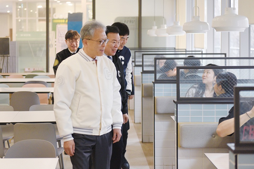 ▲ 박세현 중앙대 총장이 학생 식당을 찾아 학생들과 이야기 하고 있다.ⓒ중앙대