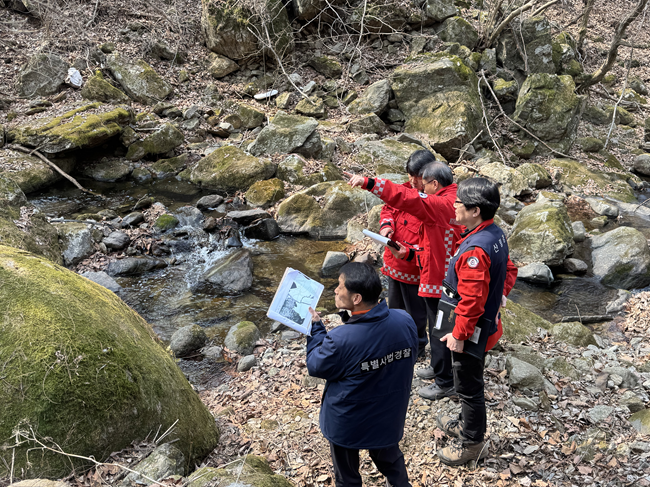 ▲ 북부지방산림청이 26일 원주시 판부면 서곡리 용수골 계곡 일원에서 산림 계곡 내 불법 점용시설 집중단속 현장점검을 실시했다. ⓒ북부지방산림청