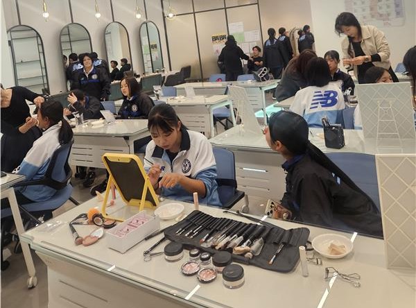 ▲ 수성대학교(총장 김선순) 피부건강관리과와 MBLC(메디뷰티선도센터)는 지난 3월 23일부터 24일까지 양일간 일본 세이와여자학원고등학교 학생단과 인솔교사를 초청해 ‘K-뷰티 및 디지털헬스케어 진로체험 프로그램’을 성황리에 마쳤다.ⓒ수성대