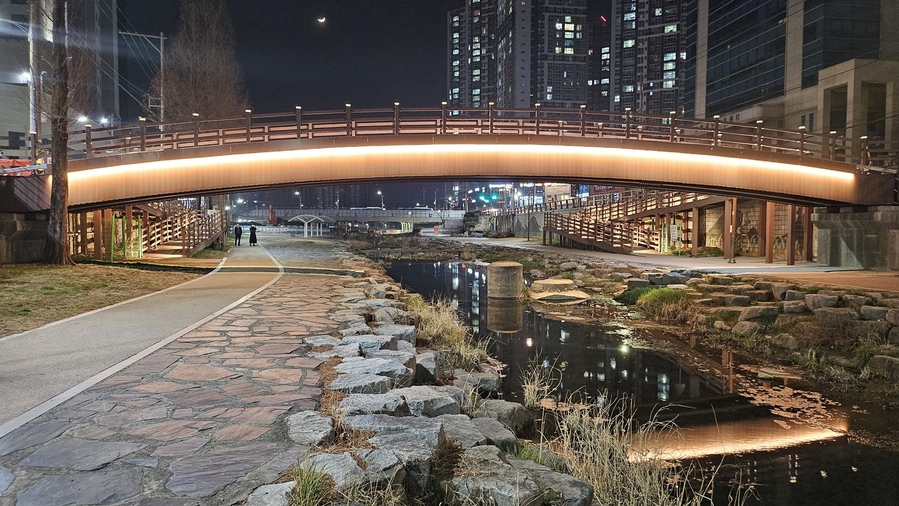 ▲ 대구 달성군(군수 최재훈)은 화원읍 천내천 보행 교량(화원교회 앞)의 경관을 획기적으로 개선한 ‘천내천 보행교량 야간경관 개선사업’을 성공적으로 마무리했다.ⓒ달성군