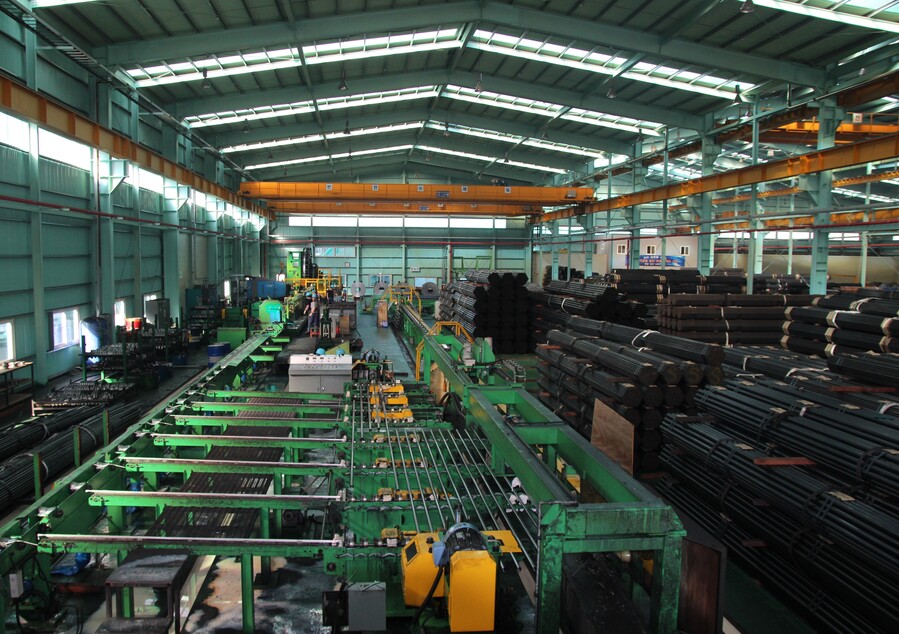 ▲ 포스코와 기업은행, 한국무역보험공사의 철강업계 금융지원 프로그램에 참여한 티지에스파이프 공장에 해외 출하를 앞둔 제품들이 쌓여 있다.ⓒ포스코