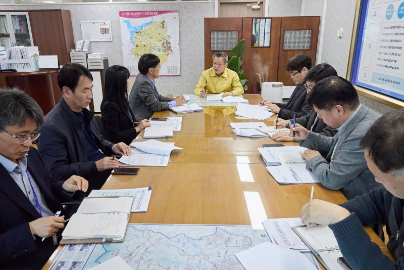 ▲ 중동 위기 대응 긴급 경제상황 점검회의가 진행되고 있는 모습.ⓒ아산시