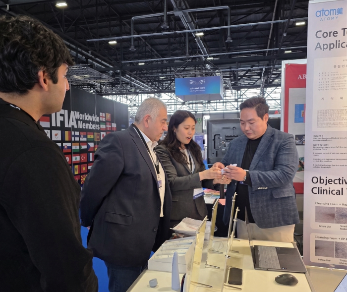 ▲ 애터미 관계자가 스위스 제네바 국제 심사위원들에게 'EPRI 스킨 클렌징 디바이스'에 대해 설명하고 있다.ⓒ애터미