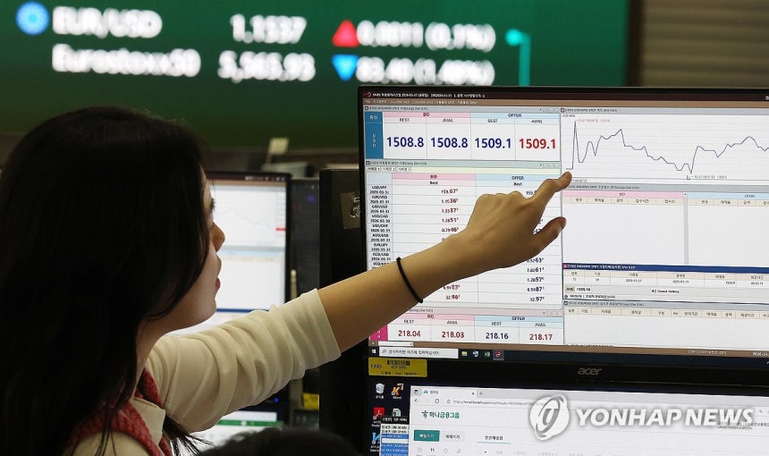 ▲ 코스피가 3% 이상 내려 5,300선 아래로 하락 출발한 27일 서울 중구 하나은행 딜링룸에서 딜러가 원·달러 환율을 모니터하고 있다.ⓒ연합뉴스.