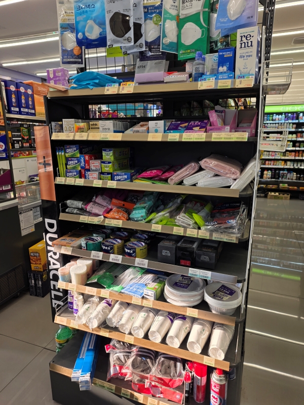 ▲ 편의점 일회용품 매대ⓒ최신혜 기자