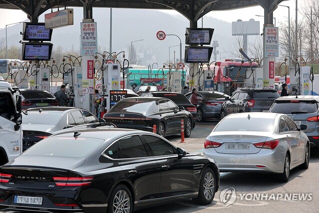 ▲ 26일 주유소에 줄지어 대기하는 차량들.ⓒ연합뉴스