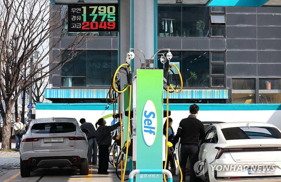 ▲ 미국과 이스라엘, 이란 간 전쟁 여파로 시민들이 상대적으로 저렴한 주유소를 찾고 있다. 사진은 12일 한 주유소를 찾은 시민이 주유하고 있는 모습.ⓒ연합뉴스