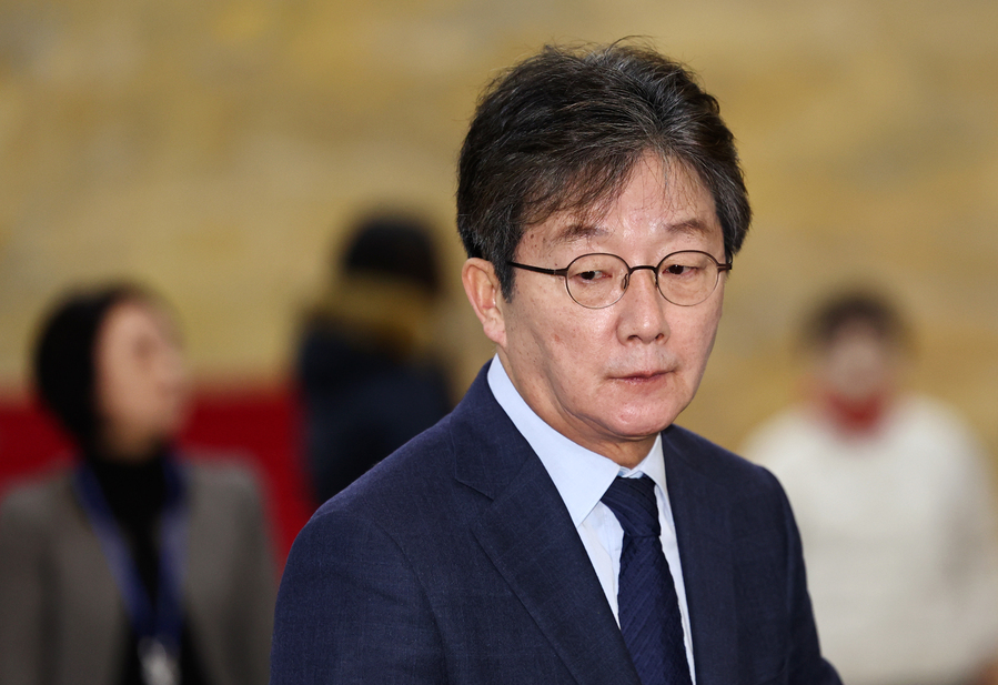 ▲ 유승민 전 의원이 1월 20일 오전 서울 여의도 국회 로텐더홀에서 통일교·공천헌금 '쌍특검'을 요구하며 엿새째 단식농성중인 장동혁 국민의힘 대표와 만난 후 취재진의 질문에 답하는 모습. ⓒ뉴시스