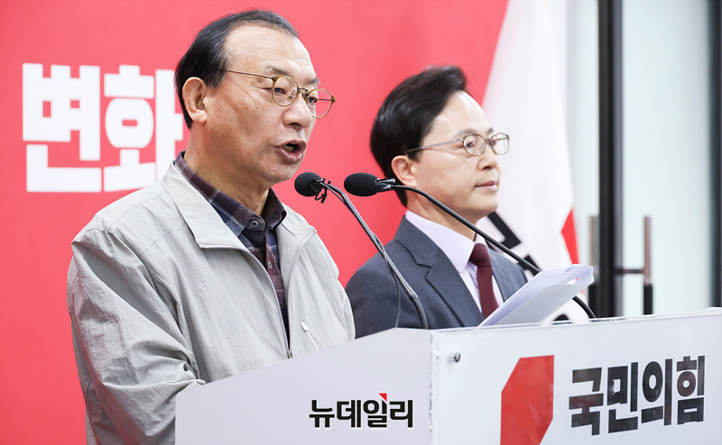 ▲ 이정현 국민의힘 공천관리위원장이 지난 16일 서울 여의도 국민의힘 중앙당사에서 충북지사 공천 심사 결과 발표를 하는 모습. ⓒ서성진 기자