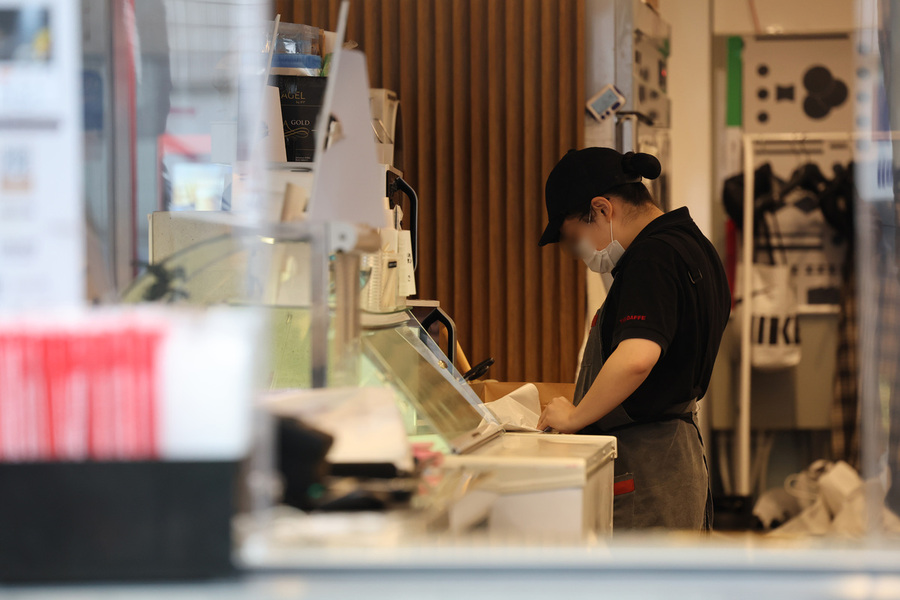 ▲ 금융당국이 사업자대출 심사 과정에서 용도 증빙을 기존보다 대폭 강화하겠다는 방침을 밝히면서, 자영업자들의 생계형 유동성 창구마저 한계에 몰릴 수 있다는 우려가 커지고 있다. (카페 종업원의 모습) ⓒ 연합뉴스