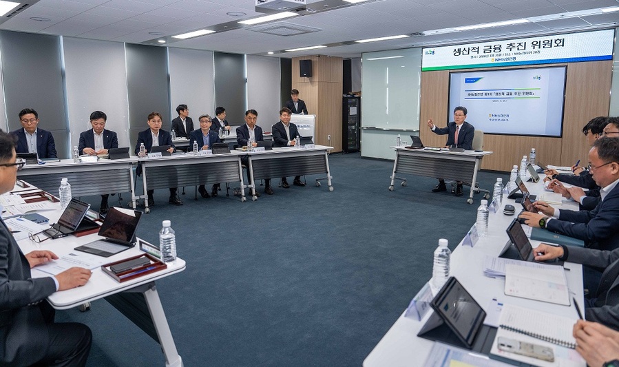 ▲ 강태영 NH농협은행 은행장은 지난 26일 NH농협타워 대회의실에서 개최된 '생산적 금융 추진 위원회'에 참석해 임직원들과 추진 전략을 논의했다. ⓒNH농협은행