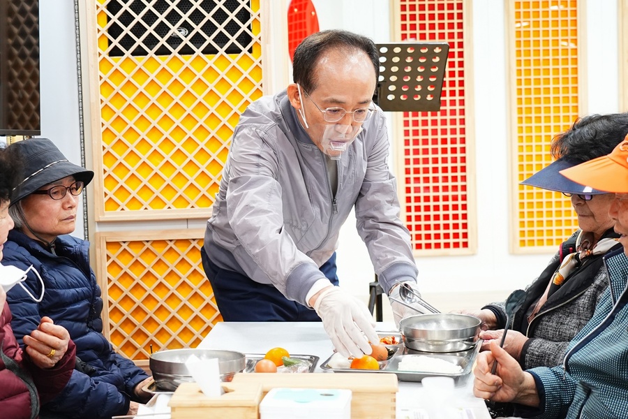 ▲ 추경호 의원은 27일 대구 서구에 위치한 사단법인 한국나눔연맹 산하 천사무료급식소를 찾아 자원봉사자들과 함께 어르신들에게 따뜻한 식사를 대접했다.ⓒ추경호 의원실