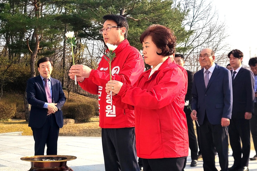 ▲ 이 예비후보는 개소식 직후 선거 사무원, 지지자들과 함께 의성 충혼탑까지 도보로 이동해 참배했다. 오른쪽은 이충원 예비후보 부인인 김영애 여사.ⓒ이충원 예비후보측