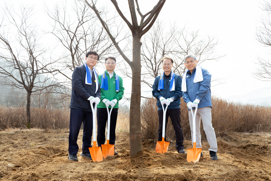 ▲ 김용관 삼성전자 DS부문 경영전략총괄 사장과 김성환 기후에너지환경부 장관 박은식 산림청장, 신진수 환경보전원장 등이 나무 심기 행사에 참석했다.ⓒ기후에너지환경부