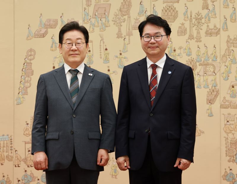 ▲ 이재명 대통령이 지난해 7월 4일 서울 용산 대통령실 청사에서 열린 임명장 및 위촉장 수여식에서 이한주 당시 국정기획위원회 위원장에게 임명장을 수여한 뒤 기념 촬영을 하는 모습. ⓒ뉴시스