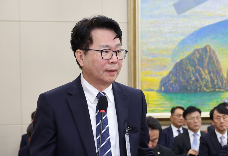 ▲ 이한주 경제·인문사회연구회 이사장이 지난해 11월 11일 국회에서 열린 정무위원회 전체회의에서 의원 질의에 답변하는 모습. ⓒ뉴시스