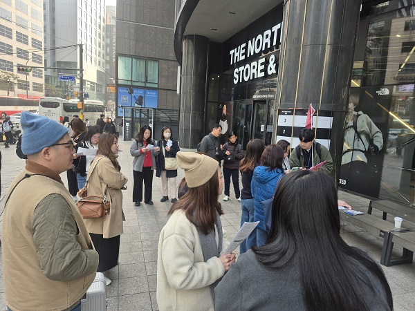 ▲ 여주 프리미엄 아울렛 원데이 투어 버스를 기다리는 외국인 관광객 ⓒ김보라 기자