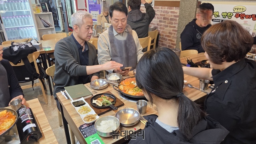 ▲ 오세훈 서울시장이 27일 서울 동대문구의 한 식당을 찾아 소상공인, 인근 대학생과 이야기를 나누고 있다. ⓒ김승환 기자