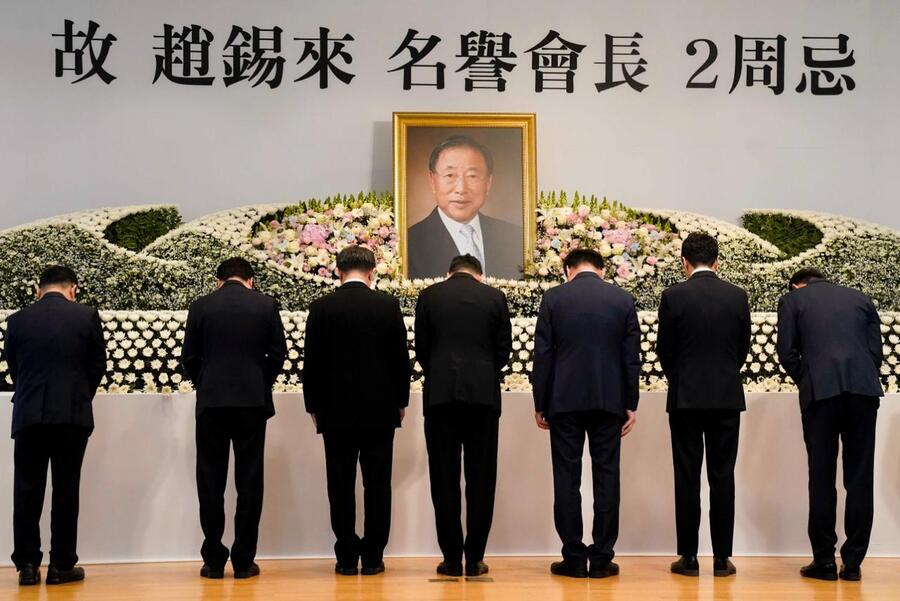 ▲ 서울 마포구 효성 마포본사에서 열린 고 조석래 명예회장 2주기 추모식에서 임직원들이 헌화 후 묵념을 하고 있다. ⓒ효성