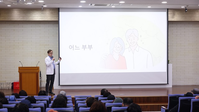 ▲ 포항세명기독병원 신경과 이병주 과장이 지난 25일 본관 10층 대강당 광제홀에서 ‘3월 시민건강클리닉’에서 강의를 하고 있다.ⓒ세명기독병원