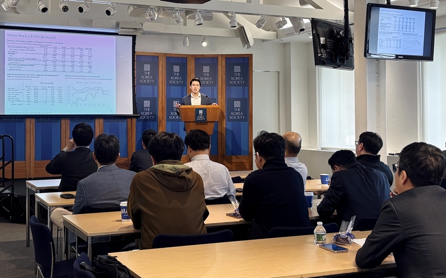 ▲ 한국투자공사 뉴욕지사가 26일(현지시각) 뉴욕에서 개최한 제27차 뉴욕 금융인 포럼의 참석자들이 올해 미국 주식시장 투자 전략에 대한 발표를 듣고 있다.ⓒ한국투자공사