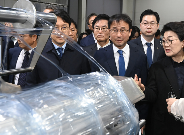 ▲ 한병도 더불어민주당 원내대표가 27일 경기 광주시 한 플라스틱 제조업체에서 열린 '중동상황 민생현안 긴급 대응 및 상생협력을 위한 간담회'에 앞서 현장을 살펴보고 있다. ⓒ뉴시스