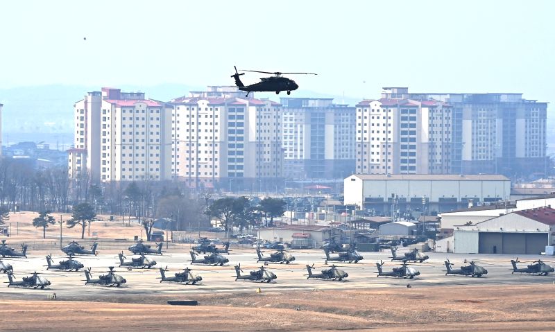 ▲ 한미연합훈련인 '자유의 방패'(프리덤실드·FS) 연습 첫날인 지난 9일 경기 평택시 캠프 험프리스에서 UH-60 블랙호크 헬기가 기동하는 모습. ⓒ뉴시스