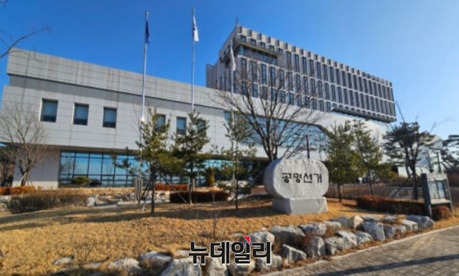 ▲ 경상북도선거관리위원회는 울릉군 나 선거구(서면·북면)에서 특정 후보 측이 유권자들에게 과일 상자를 돌리고 식사를 제공했다는 제보를 접수, 지난 25일 조사 인력을 현지에 급파했다.ⓒ뉴데일리