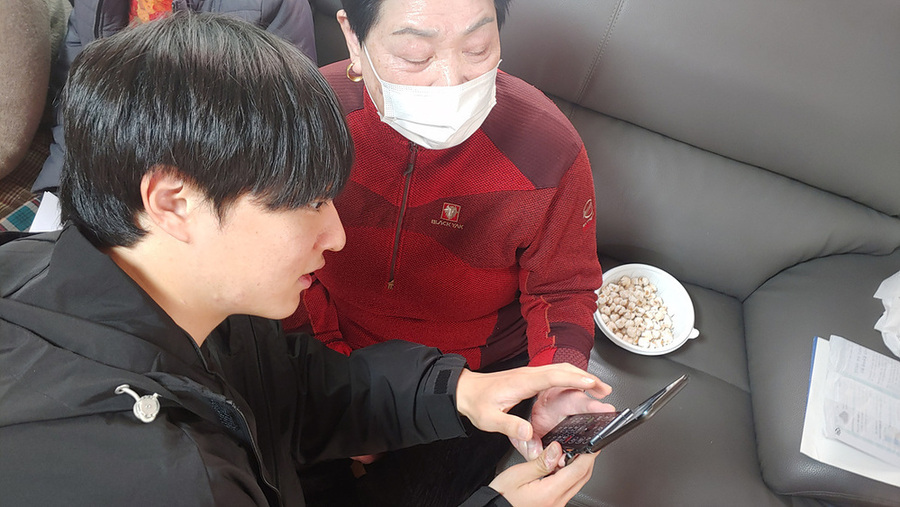 ▲ 여수시가 3월부터 11월까지 경로당과 마을회관 등 어르신 이용시설을 대상으로 ‘찾아가는 어르신 스마트폰 방문 교육’을 추진한다.ⓒ여수시 제공