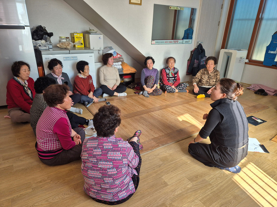 ▲ 여수시가 3월부터 11월까지 경로당과 마을회관 등 어르신 이용시설을 대상으로 ‘찾아가는 어르신 스마트폰 방문 교육’을 추진한다.ⓒ여수시 제공