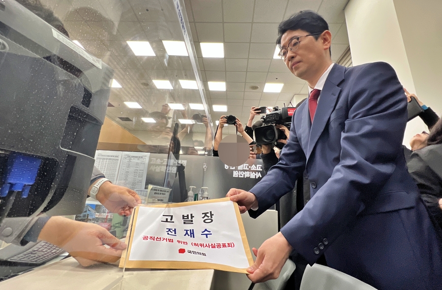 ▲ 주진우 국민의힘 (부산 해운대구갑) 국회의원이 27일 부산 연제구 부산경찰청 행정민원실을 방문해 더불어민주당 전재수(부산 북구갑) 국회의원을 허위사실 공표 혐의로 고발장을 접수하고 있다. ⓒ뉴시스