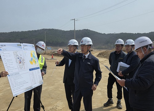 ▲ 충남개발공사 김병근 사장이 27일 계룡 하대실 2지구 공사현장을 찾아 안점점검을 하고 있다.ⓒ충남개발공사 제공